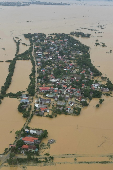 Bên trong ngôi làng bị cô lập triền miên bởi nước lụt