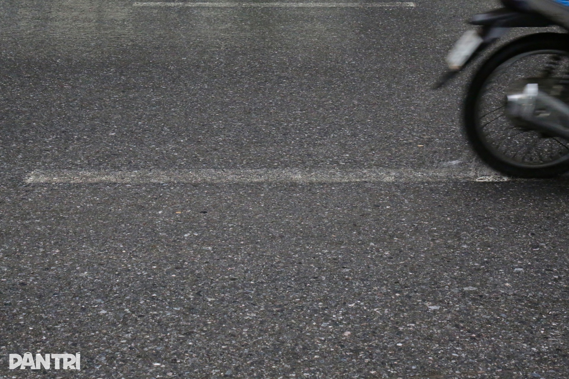 Vạch kẻ làn đường bị mờ nhìn như ma trận, nhiều lái xe lo bị phạt oan - 2