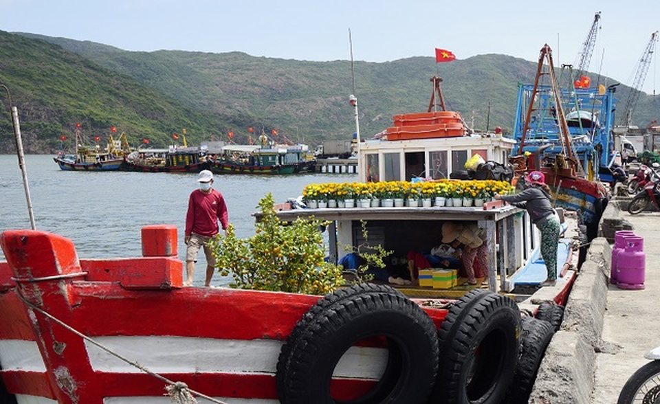 Dân xã đảo vượt sóng vào đất liền sắm Tết - 1 Dân xã đảo vượt sóng vào đất liền sắm Tết - 1
