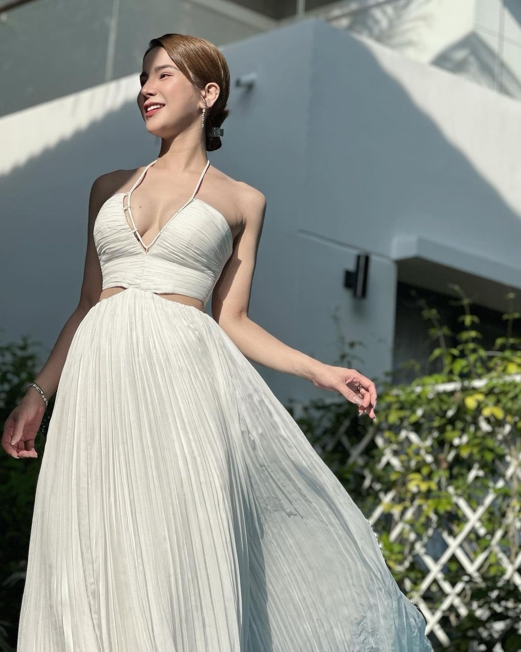 Diệp Lâm Anh thích diện váy áo gợi cảm, đeo túi Chanel trăm triệu đồng - 2 Diệp Lâm Anh thích diện váy áo gợi cảm, đeo túi Chanel trăm triệu đồng - 2