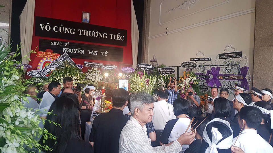 Tiễn biệt nhạc sĩ Nguyễn Văn Tý về nơi an nghỉ cuối cùng - 6 Tiễn biệt nhạc sĩ Nguyễn Văn Tý về nơi an nghỉ cuối cùng - 6