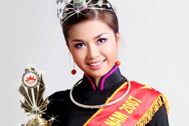 Hoa hậu Hoàng Nhung đã làm mẹ