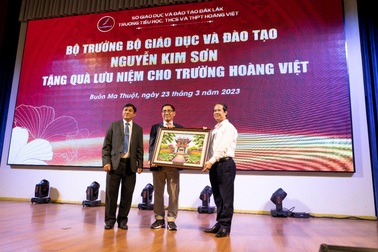 Lãnh đạo Bộ GD&ĐT thăm trường Tiểu học, THCS và THPT Hoàng Việt