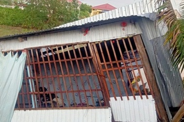 Mưa lớn kèm dông lốc gây thiệt hại 37 căn nhà ở Đồng Tháp
