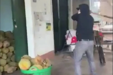 Vác rựa xông vào vựa sầu riêng chém người