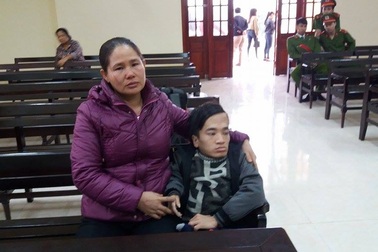 Cắt 5 ngón tay lấy máu ký đơn về với mẹ đẻ