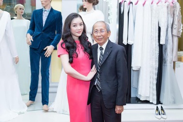 Lý Nhã Kỳ thân thiết bên nhạc sĩ Nguyễn Ánh 9