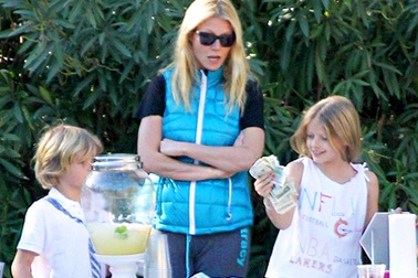 “Sao” Hollywood bán nước chanh