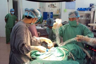 Lần đầu tiên phẫu thuật thành công cắt tử cung qua nội soi 