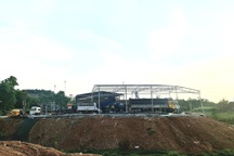 Xưởng mổ xe ô tô "nuốt" hành lang đường Hồ Chí Minh