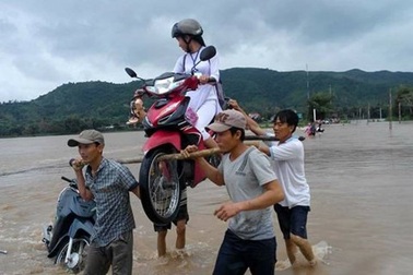 4 thanh niên ‘vác kiệu’ nữ sinh cùng xe máy vượt lũ