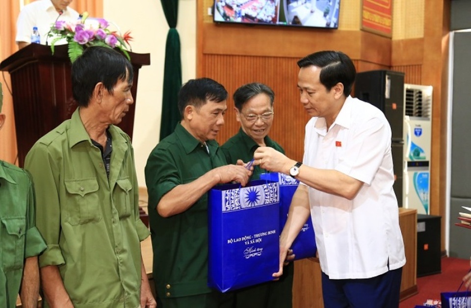 Bộ trưởng Đào Ngọc Dung lắng nghe ý kiến cử tri về đời sống, việc làm... - 7 Bộ trưởng Đào Ngọc Dung lắng nghe ý kiến cử tri về đời sống, việc làm... - 7