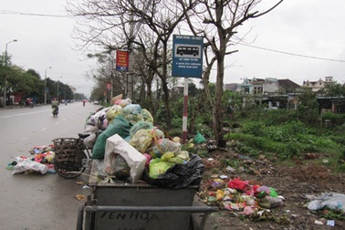Những điểm chờ xe buýt ngập rác