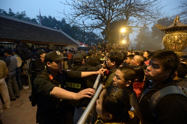 Phát ấn Đền Trần: Vẫn chen lấn dù ấn phát không giới hạn