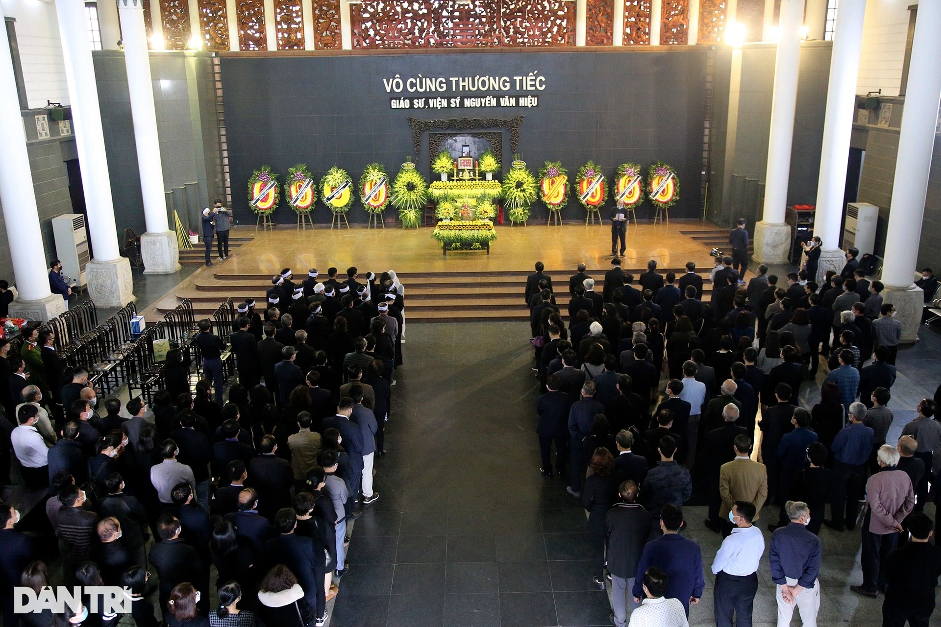 Chủ tịch nước Nguyễn Xuân Phúc viếng tang Giáo sư, Viện sĩ Nguyễn Văn Hiệu - 1 Chủ tịch nước Nguyễn Xuân Phúc viếng tang Giáo sư, Viện sĩ Nguyễn Văn Hiệu - 1