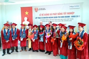 Tốt nghiệp lớp thạc sĩ Quản trị kinh doanh đầu tiên liên kết với Áo 