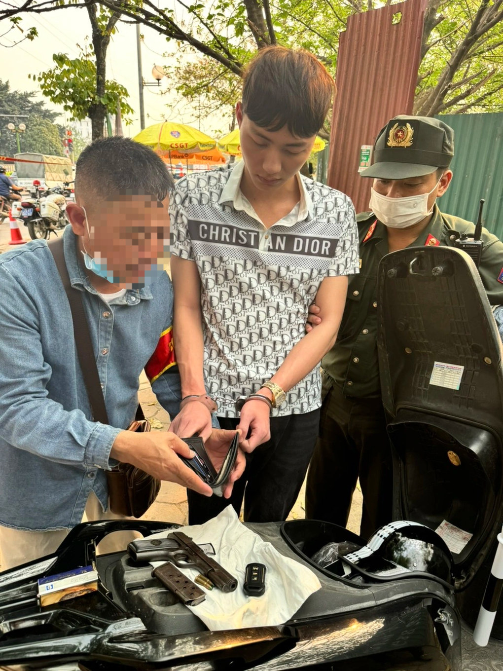 Hà Nội: Mang súng K54 đi dạo phố, nam thanh niên bị 141 tóm gọn - 1