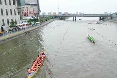 TPHCM: Xem đua thuyền trên kênh Bến Nghé
