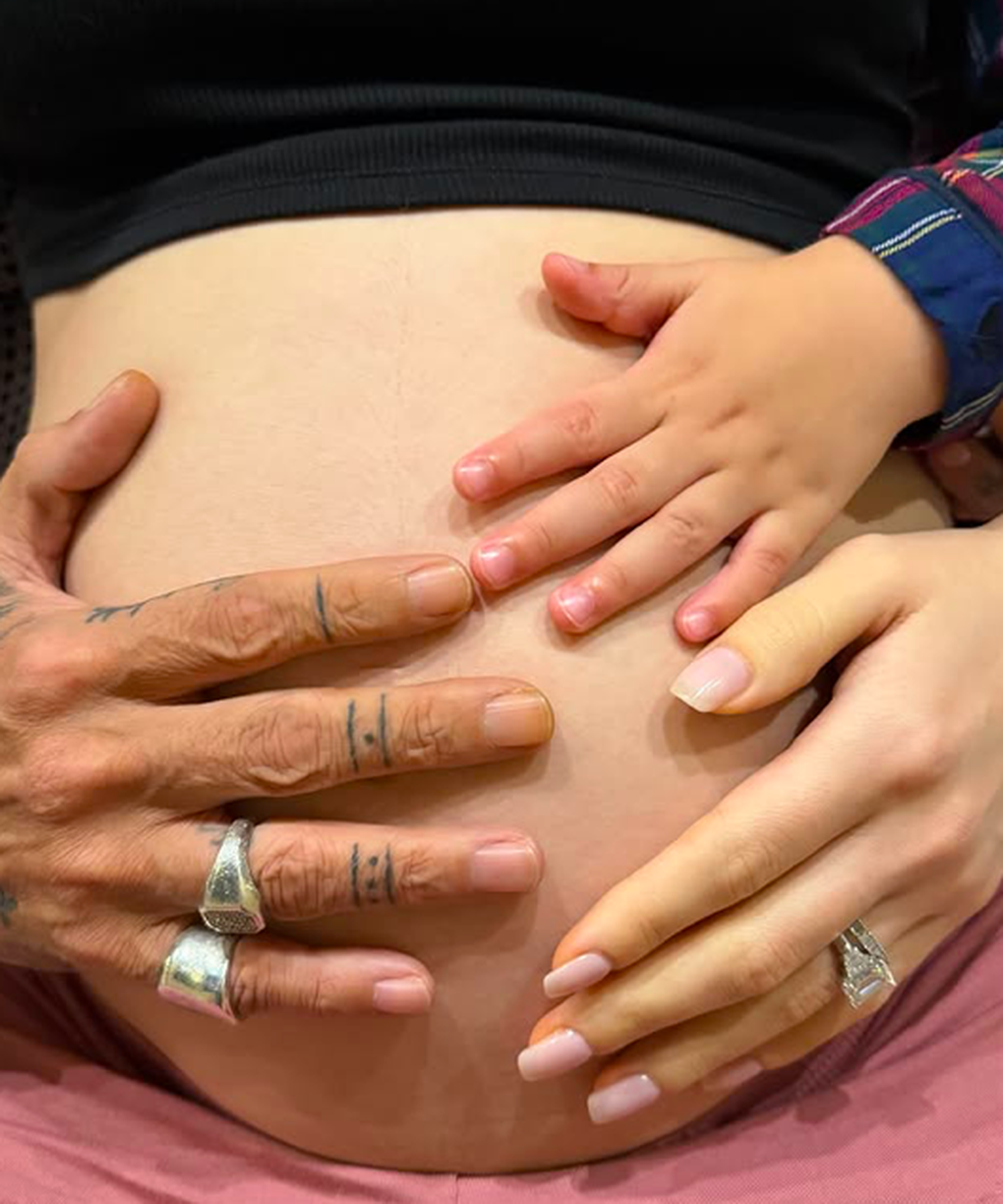 Danh ca 58 tuổi sắp lên chức cha lần thứ 8 cùng vợ á hậu kém tuổi - 1 Danh ca 58 tuổi sắp lên chức cha lần thứ 8 cùng vợ á hậu kém tuổi - 1