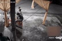 Ô tô lao vào rạp đám tang, 3 người bị thương