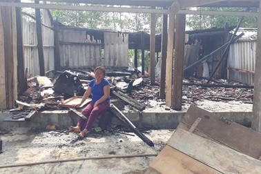 Hỏa hoạn thiêu rụi căn nhà của đôi vợ chồng nghèo