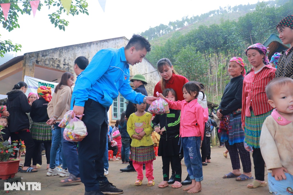 Khởi công điểm trường Dân trí, nâng bước học sinh thôn bản tới trường - 11 Khởi công điểm trường Dân trí, nâng bước học sinh thôn bản tới trường - 11