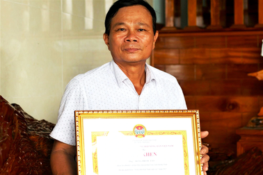 Tỷ phú "chân đất" lập nghiệp với 2 chỉ vàng cưới