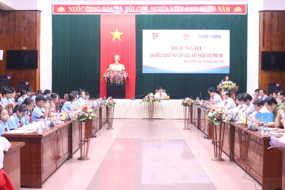 Đoàn Đại biểu Quốc hội tiếp xúc, lấy ý kiến của các em nhỏ về luật trẻ em - 1 Đoàn Đại biểu Quốc hội tiếp xúc, lấy ý kiến của các em nhỏ về luật trẻ em - 1