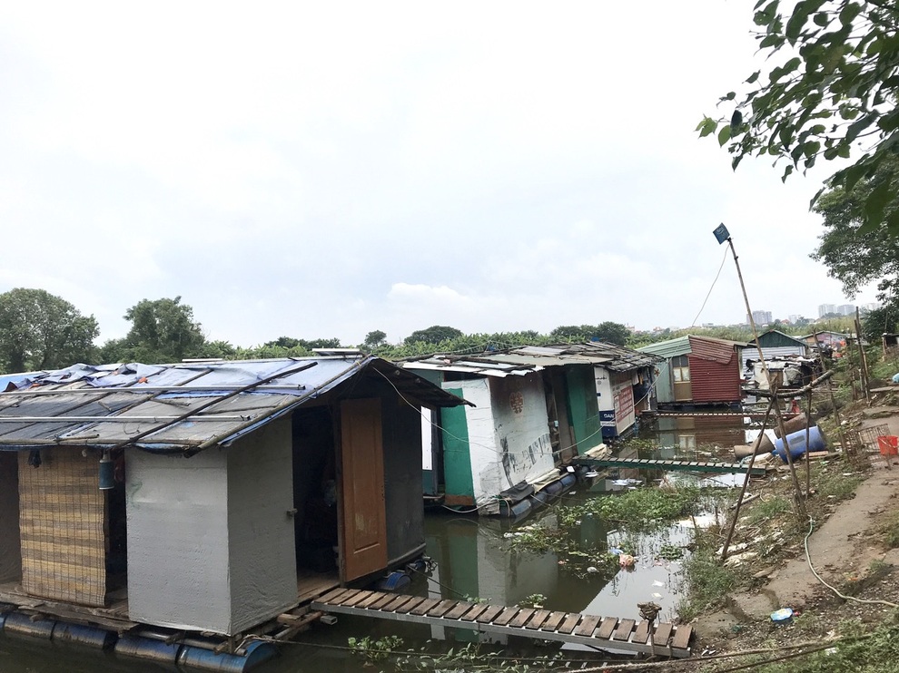 Cậu học trò xóm phao bất ngờ được tặng điện thoại iphone để học online - 1