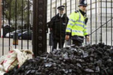 Thủ tướng Anh được “tặng” than