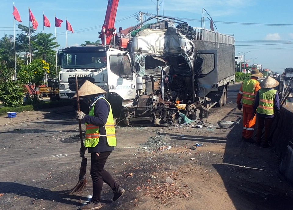 Phú Yên: Xe tải lùa 5 ô tô dừng đèn đỏ, tài xế nguy kịch - 3 Phú Yên: Xe tải lùa 5 ô tô dừng đèn đỏ, tài xế nguy kịch - 3