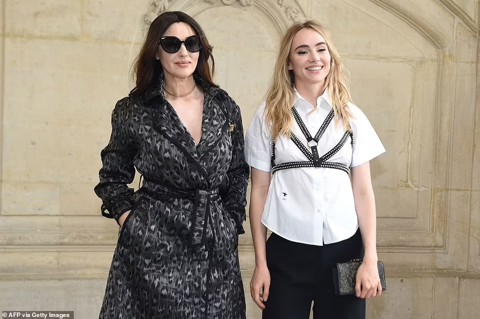 Siêu mẫu đồng tính Cara Delevingne táo bạo diện vest không nội y - 8 Siêu mẫu đồng tính Cara Delevingne táo bạo diện vest không nội y - 8