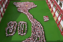 Hơn 1.800 học sinh xếp hình bản đồ Việt Nam gây "sốt" mạng xã hội