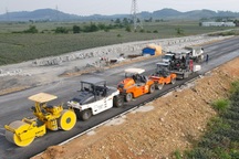 Thảm những mét đường nhựa đầu tiên trên cao tốc Ninh Bình - Thanh Hóa