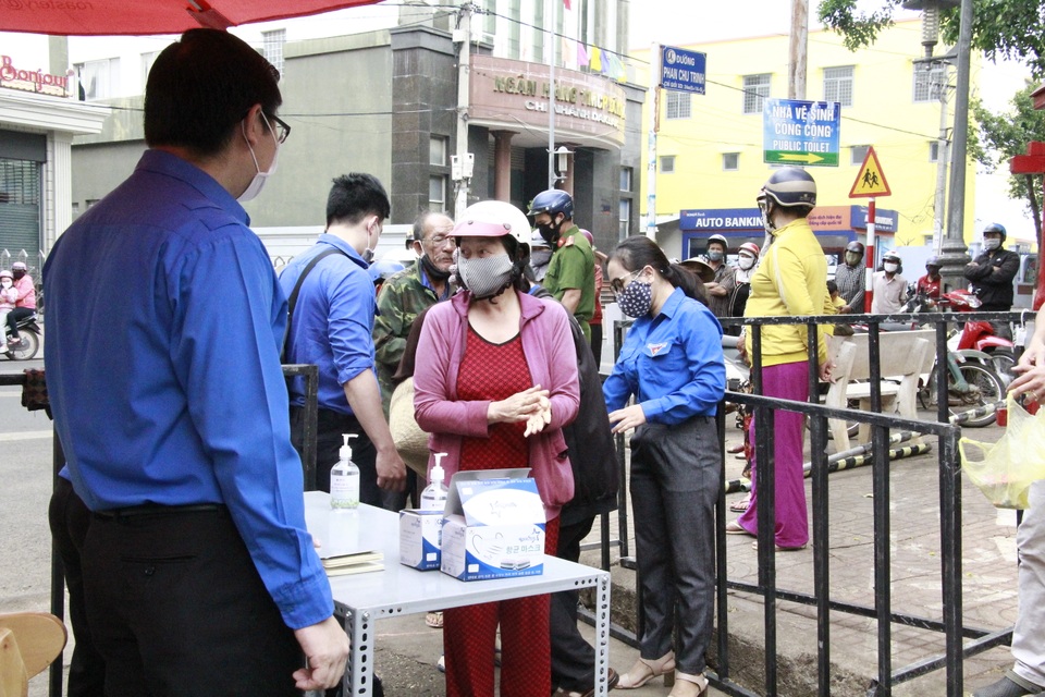 Người nghèo xúc động rơi nước mắt khi nhận gạo từ ATM - 9 Người nghèo xúc động rơi nước mắt khi nhận gạo từ ATM - 9