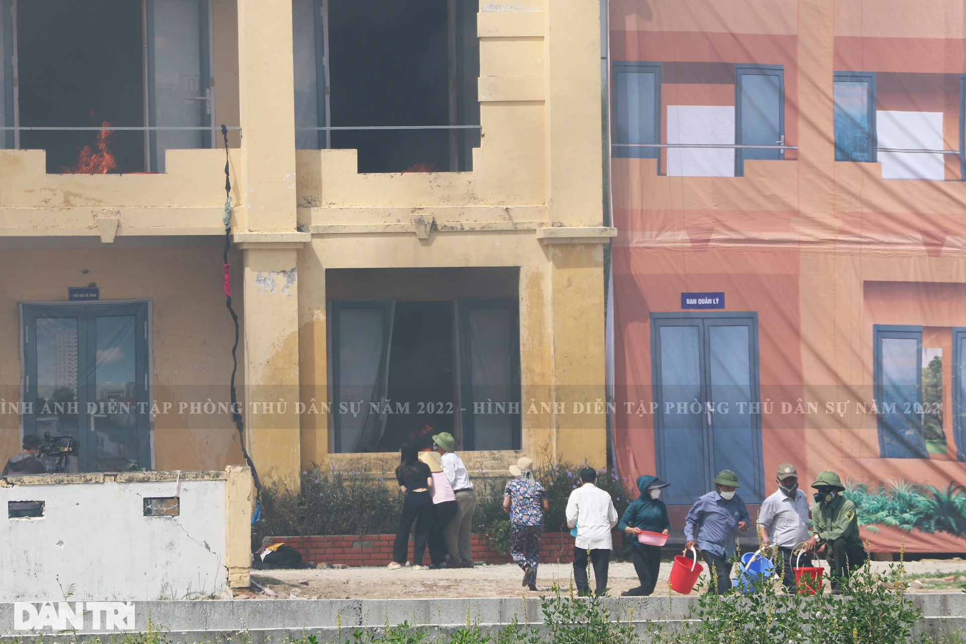 Giả định tình huống thảm họa cháy chung cư, hàng trăm người mắc kẹt - 2