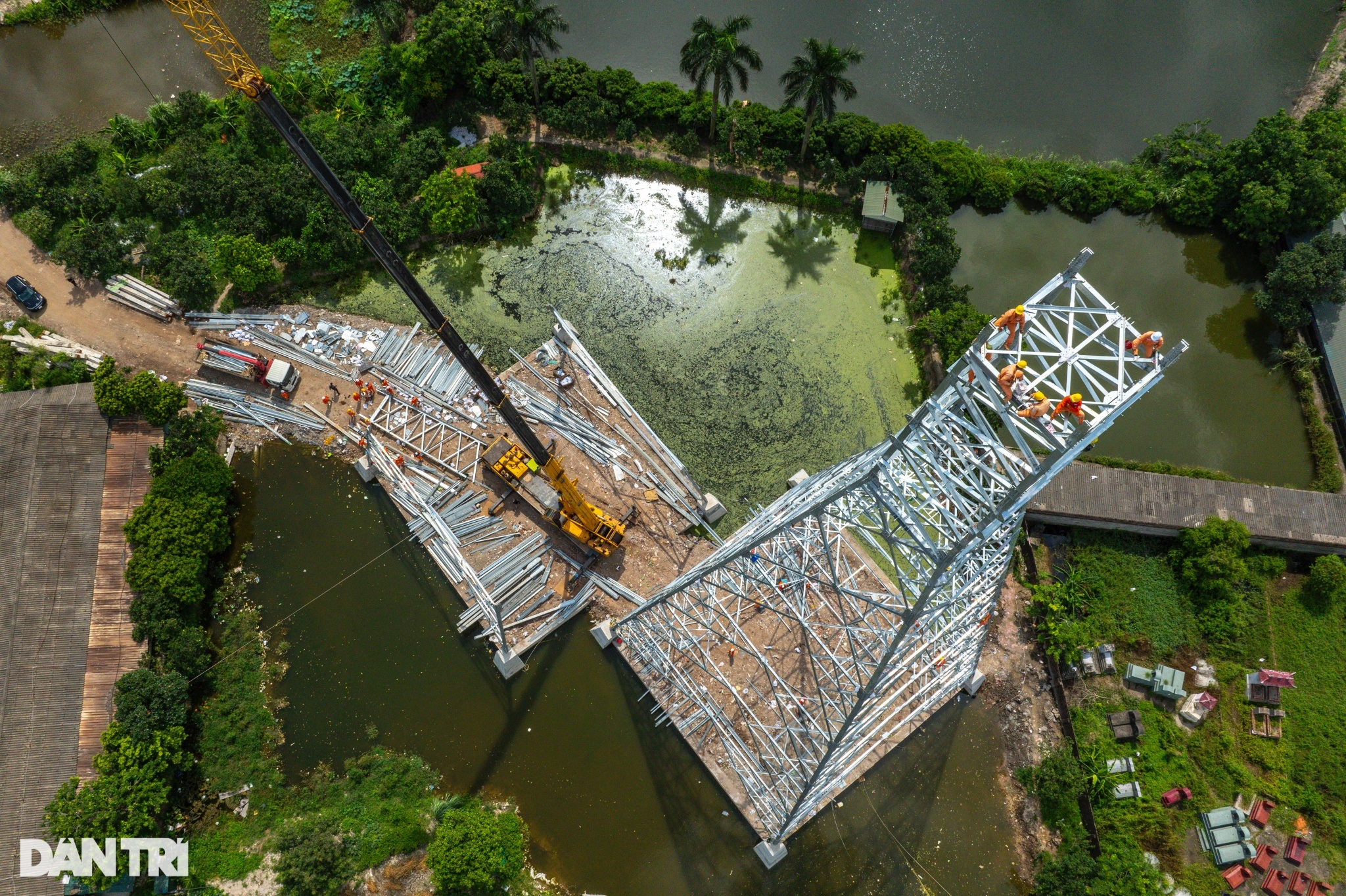 View - Công nhân đội nắng 40 độ C, treo mình giữa lưng trời xây đường điện 500kV | Báo Dân trí