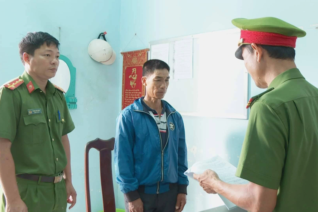 Bố dùng kéo đâm con trai nguy kịch - 1 Bố dùng kéo đâm con trai nguy kịch - 1