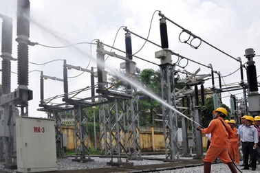 EVN Hà Nội: Thực hiện vệ sinh hotline trên lưới điện phân phối