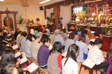 "Tây" đi lễ chùa Việt ở Brussels