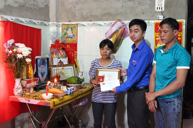 Truy tặng huy hiệu “Tuổi trẻ dũng cảm” cho học sinh quên mình cứu bạn bị đuối nước