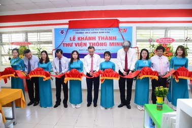 Trường THCS Lương Định Của đón thư viện thông minh F&N trong ngày khai giảng