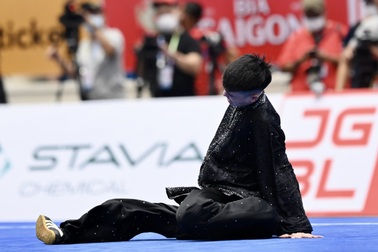 Võ sĩ Việt Nam nằm bất tỉnh khi đang thi đấu, phải cấp cứu