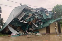 Gió bão làm sập căn nhà cấp 4 của người dân ở Hà Nội