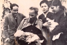 Cuộc sống của bé gái trong bức ảnh được Bác Hồ bế, đặt tên 76 năm trước