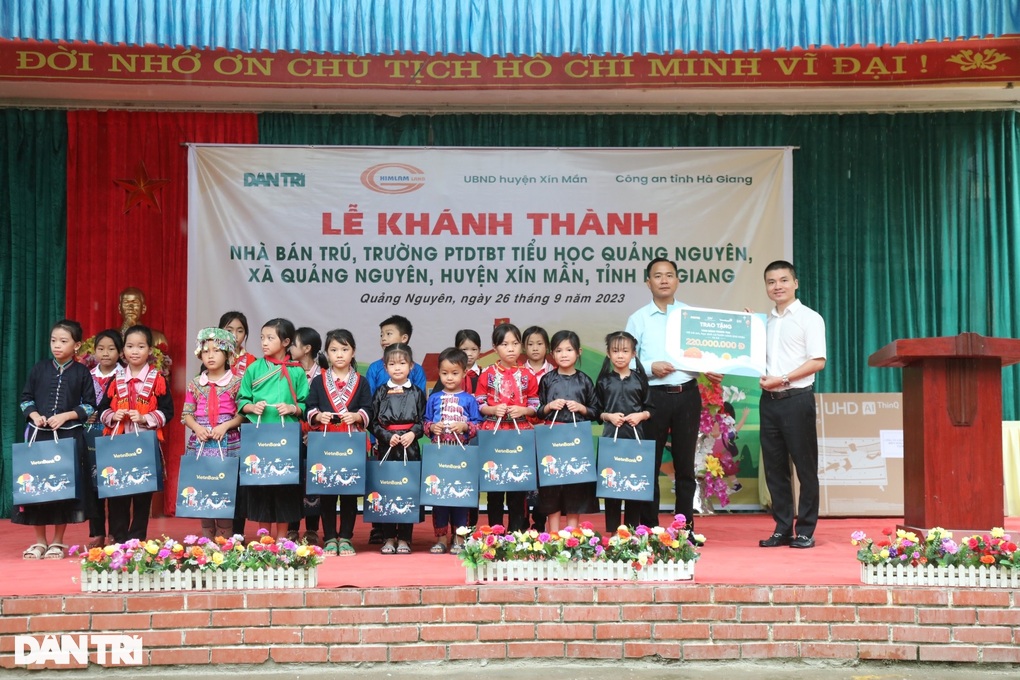 Chủ tịch tỉnh Hà Giang tặng bằng khen báo Dân trí và Tổng biên tập - 4 Chủ tịch tỉnh Hà Giang tặng bằng khen báo Dân trí và Tổng biên tập - 4