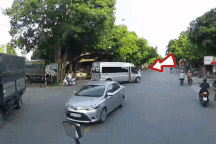 Tình huống trẻ nhỏ mở bung cửa khi ô tô đang chạy trên đường cực nguy hiểm