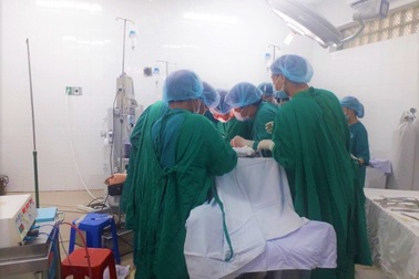 Cứu sống bệnh nhân bị dao đâm thấu cổ ngực, thủng phổi