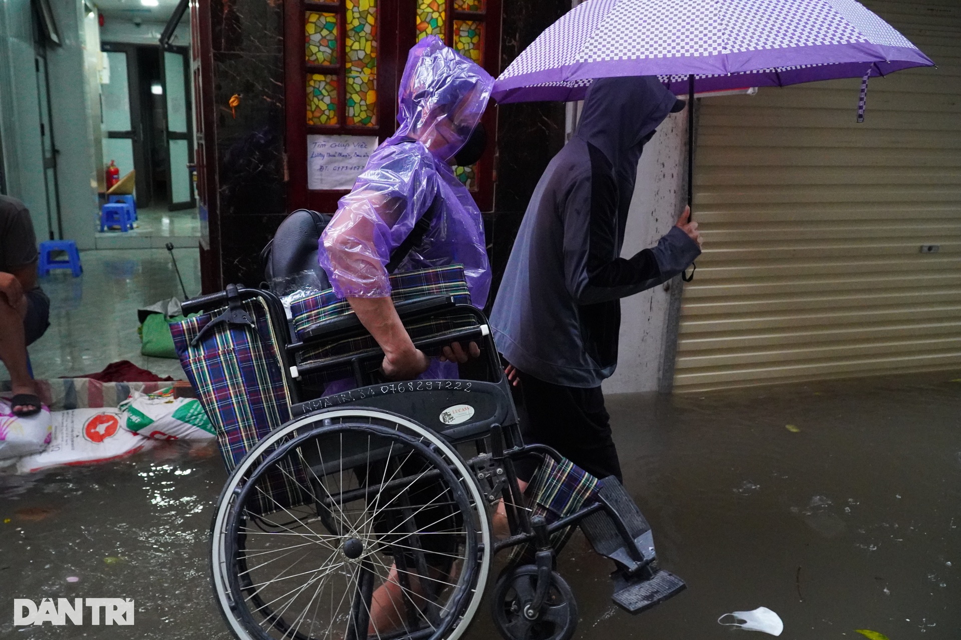 Hà Nội: Bệnh nhân ung thư sống mòn trong phòng trọ 4m2 ngập sát giường - 8 Hà Nội: Bệnh nhân ung thư sống mòn trong phòng trọ 4m2 ngập sát giường - 8