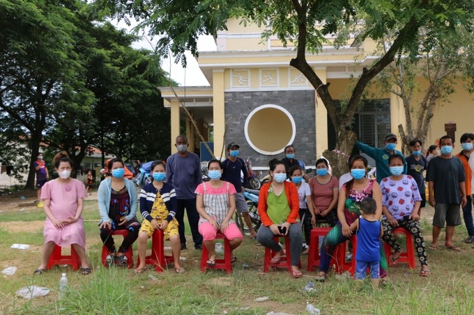 Trước đó, vào những ngày cuối tháng 9, huyện Tân Thạnh, tỉnh Long An có hàng trăm người dân, trong đó có nhiều sản phụ ở các tỉnh miền Tây lưu trú để chờ các địa phương tổ chức đón về.